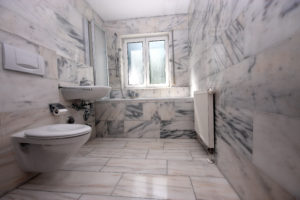 baño moderno con azulejos de mármol