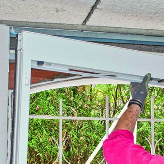 Se realizan tomas de aire en las nuevas ventanas de PVC de la sala de calderas